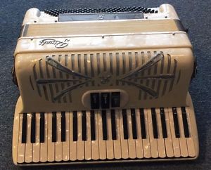 Rivoli R-241 Sonola White Accordion Plays Fine Excellent Condition w Case