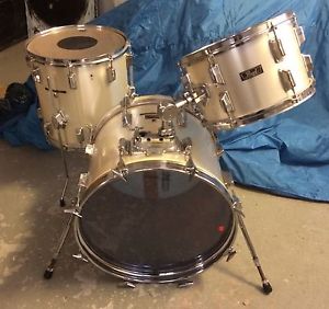 VINTAGE PEARL FIBER GLASS SHELL BOP KIT 18X14 BASS DRUM