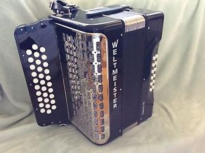 Weltmeister Corona III accordian. Excellent condition Beautiful