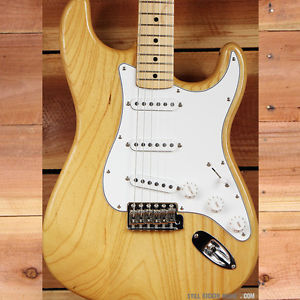 FENDER Classic Series 70s Stratocaster + OHSC Ash Natural Wood Strat 8303