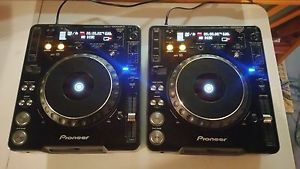 pair of 2 pioneer cdj 1000 mk3 turntables