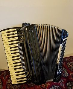 accordion/4/5/hand made reeds gud condition