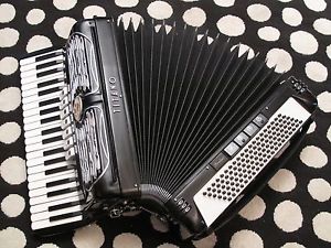 TITANO LMH STROLLER ACCORDION/ACCORDIAN, HANDMADE "CARTRARO" REEDS, SEE VIDEO.