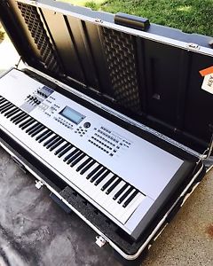 Yamaha MOTIF ES8 Keyboard Synthesizer + SKB Roadcase