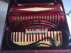 Titano accordian w/ Case