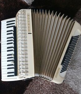 Akkorden Atlantic IV N De Luxe Sondermodell weiß. Harmonika.