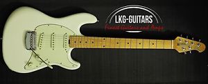 MUSIC MAN CUTLASS - 3X SINGLE COIL - IVORY WHITE, INCL. MUSIC MAN CASE