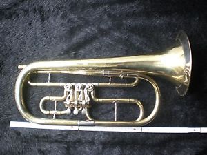 Klassische BASSTROMPETE in B.Länge ca.54cm,Schallbecher ca.20cm.Tragetasche/Mund