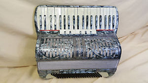 Titano Accordion ~ 3/4 Reeds - 120 Bass ~ 19" Keyboard ~ Plays Great