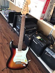 Fender Deluxe Roadhouse Stratocaster Electric Guitar 3-Color Sunburst