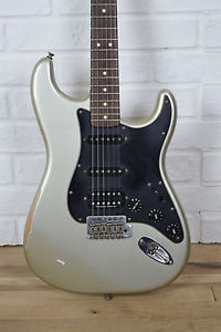 Fender Road Worn Stratocaster strat near MINT with hardcase-used electric guitar