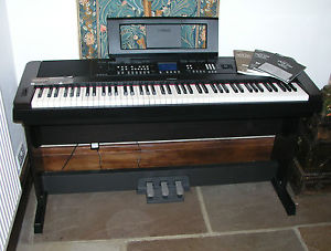 Yamaha DGX-650 Digital Portable Grand Piano Weighted keys. Triple pedal, stool