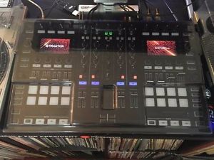 Native Instruments Traktor Kontrol S8 DJ Controller Bundle + Decksaver + 2 Vinyl