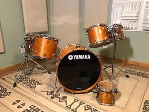 yamaha birch custom absolute 5pc Kick and 4 toms.  Natural finish