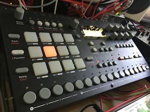 Elektron Analog RYTM sampler / drum machine (w/ protective cover)