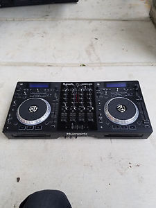 Numark Mixdeck Quad , CD AND FLUSH PLAYER COMES WITH THE CASE AND CABLES