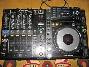 PIONEER CDJ-2000 NEXUS MULTI PLAYER & PIONEER DJM-900 NEXUS MIXER