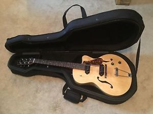 Godin 5th Avenue CW Kingpin II | Archtop Electric Guitar Natural Cutaway Body