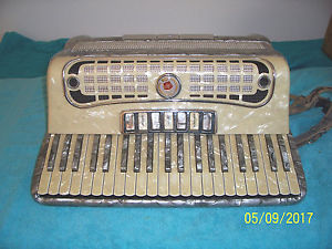 Stradavox 120 bass Gray Accordion 3 & 5 reeds Accordian 7 & 3 switches G.Cond.