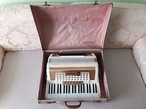 Vintage accordion Scandalli Vibrante III 120 bass
