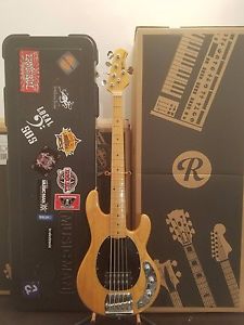 MUSIC MAN STINGRAY 5 CLASSIC NATURAL BIRDSEYE MAPLE