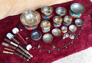 Klangschalenset 6784 Gramm, 13 Klangschalen, 10 Kissen, 7 Schlegel, Zimbel, uvm.