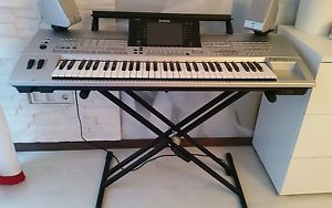 Yamaha Tyros 1 mit Ständer und Bassbox