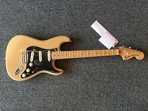 STORE DEMO FENDER DELUXE STRATOCASTER  ELECTRIC GUITAR  $0 CONT. US SHIPPING