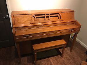 Yamaha Oak Console - Upright Piano