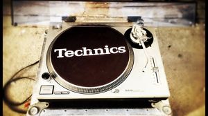 TECHNICS SL-1200 MK2 TURNTABLE COMPLETE WITH ALL PARTS INCLUDED