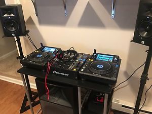 Pair of pioneer xdj 1000