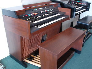 HAMMOND ORGAN MONARCH MODEL # 16122 BUILT-IN LESLIE SPEAKER, EXCELLENT CONDITION