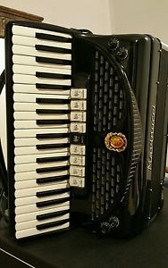 Akkordeon Marinucci 120 Bässe MODEL 850