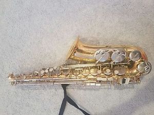 !!!!Alto Saxophone!!!! (INCLUDES gently used Gator case.)