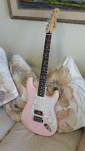 Fender Stratocaster guitar/ Shell Pink nitrocellulose w/Fender hardshell case