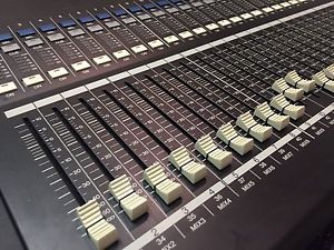 Yamaha LS9 32 Channel Digital Mixer with Flightcase