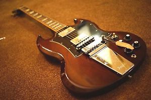 GIBSON 2006 ANGUS YOUNG SG MAESTRO LYRE VIBRATO HERITAGE CHERRY A CONDITION