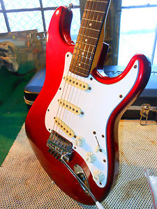 Vintage Fender Stratocaster Japan Made Metallic Red Hard Shell Case