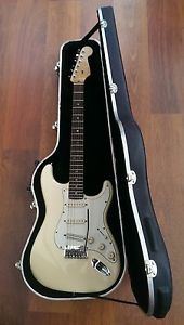 USA 2007 USA FENDER STRATOCASTER DELUXE WITH CASE AND SEYMOUR HOTRAILS
