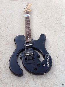 Très Belle guitare électrique Kronodale Noire