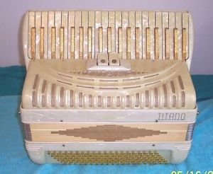 TITANO D2 120 bass Accordion 2/4 Reeds Tube Chamber Accordian Gold & Creme VGC