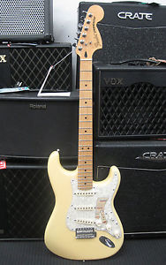Fender Deluxe Roadhouse Stratocaster Strat Electric Guitar (Cream)