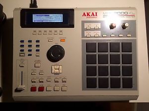 Akai MPC 2000 XL sampler with EB16 FX, 8 Out, 32MB Ram, Smart Media Reader