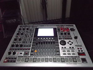 ROLAND MC-909 Groove Box