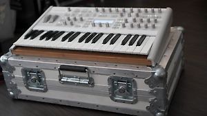 Access Virus TI2 Polar - with custom flight case