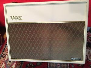 Vox V212H 2 x 12 Alnico Blue , Gitarrenbox mit Blue Bulldogs