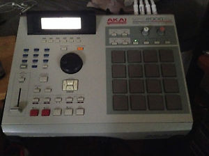 AKAI MPC 2000XL W/MCD KIT 32MB MEMORY BUNDLED WITH STAND READ DESCRIPTION