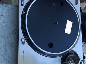 2 Technics Quartz SL 1200Mk2 Turntables Working