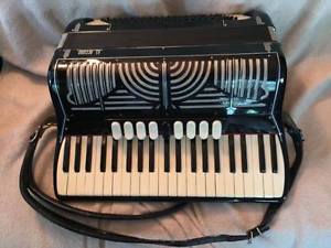 Vintage Full Sized Italian made El Accord Accordion w/Case Excellent Condition!