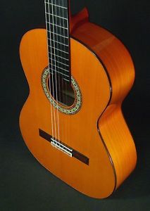 SPANISH FLAMENCO GUITAR JUAN MONTES. SPECIAL TRADITIONAL EBONY PEGS. HARD CASE